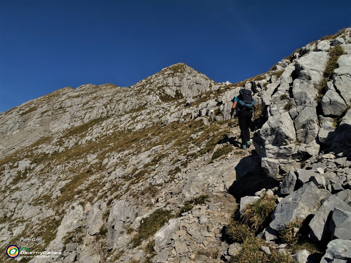 33 Salendo in cresta per Cima Menna.JPG